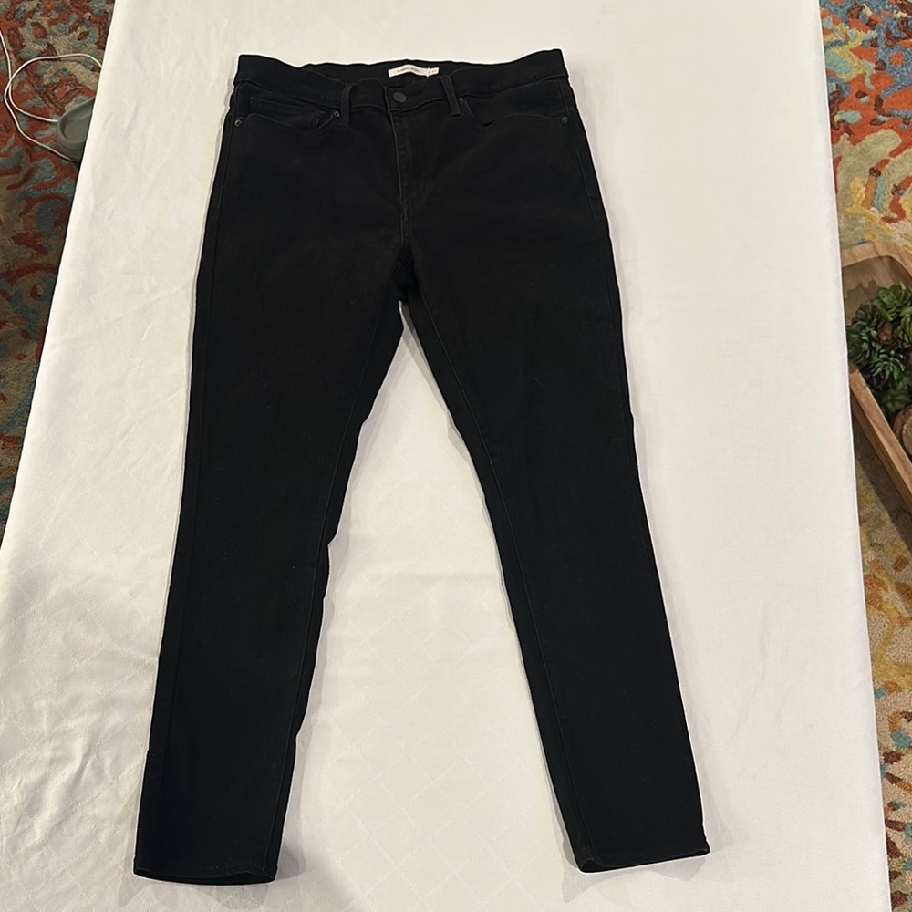 Levi’s Women's‎ Black Slimming Skinny Jeans size 33 EUC